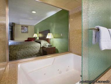 Howard Johnson By Wyndham Reseda & Hotel Los Angeles