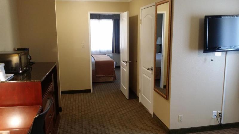 Howard Johnson By Wyndham Reseda & 3*