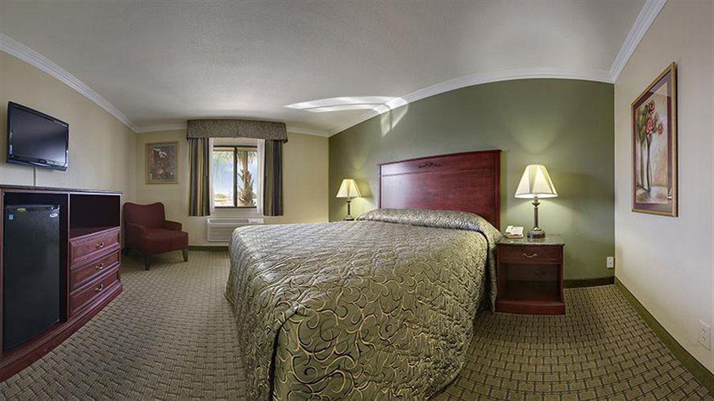 Hotel Howard Johnson By Wyndham Reseda & 3*